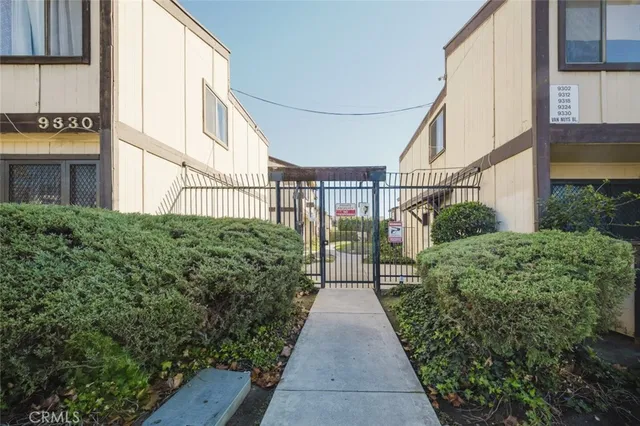 a view of a pathway with house on the background