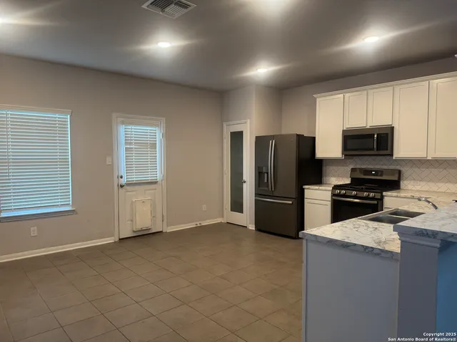 $2,300 | 473 Hunters Ranch East, San Antonio, TX 78253