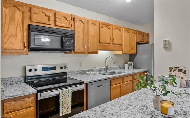 $174,900 | 3701 Cotswold Terrace, Unit 7J, Greensboro, NC 27410