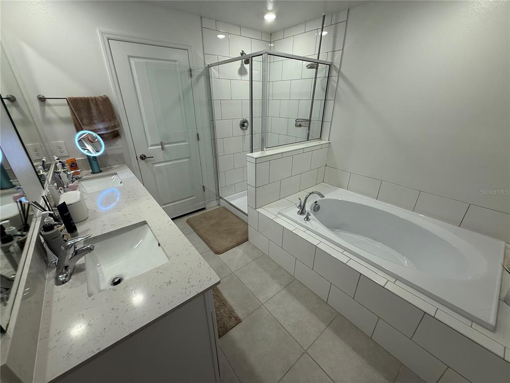 9276 Bonita Mar Drive Parrish, FL 34219 - Photo 35 of 54 a bathroom with a tub a sink and mirror