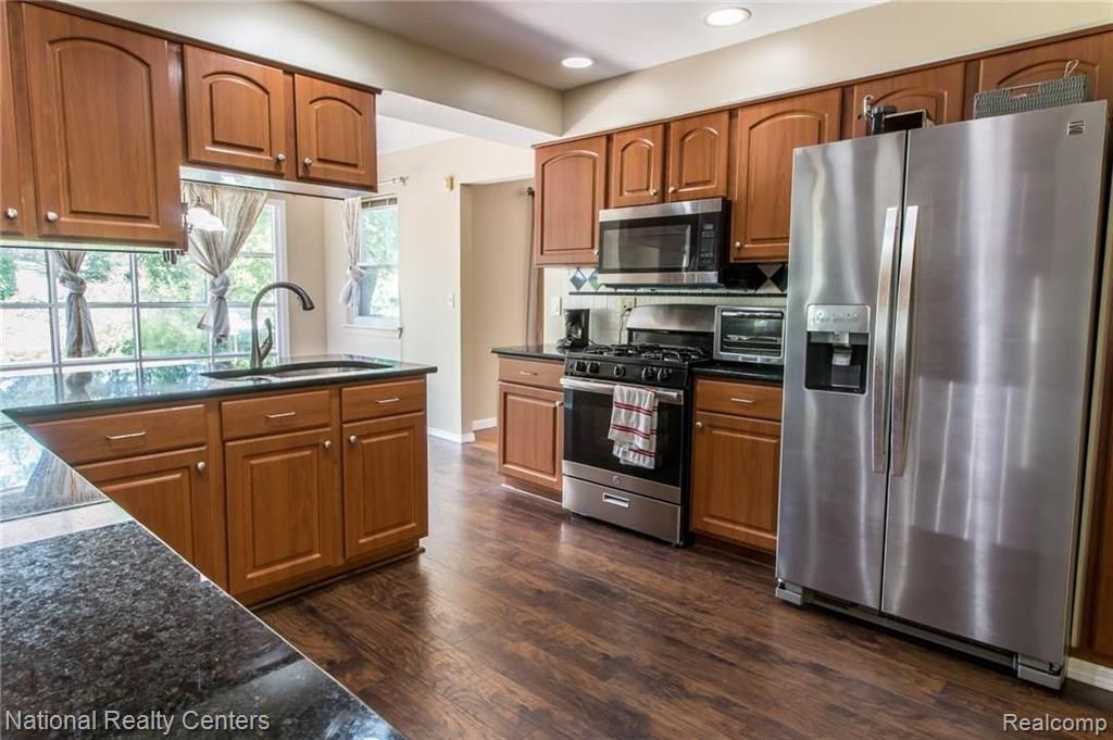 752 Lion Street Rochester Hills, MI 48307 - Photo 7 of 24