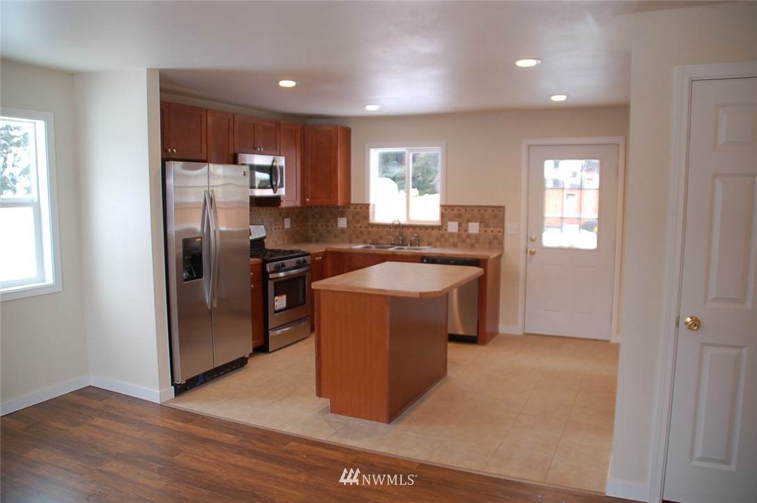 2812 Northeast 12th Street Renton, WA 98056 - Photo 2 of 24 Gallery Image 2