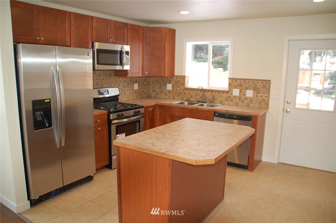 2812 Northeast 12th Street Renton, WA 98056 - Photo 3 of 24 Gallery Image 3