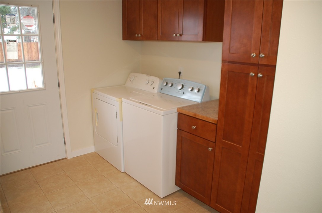 2812 Northeast 12th Street Renton, WA 98056 - Photo 4 of 24 Gallery Image 4