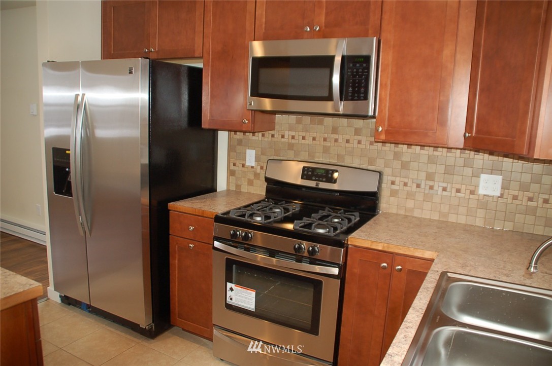 2812 Northeast 12th Street Renton, WA 98056 - Photo 5 of 24 Gallery Image 5