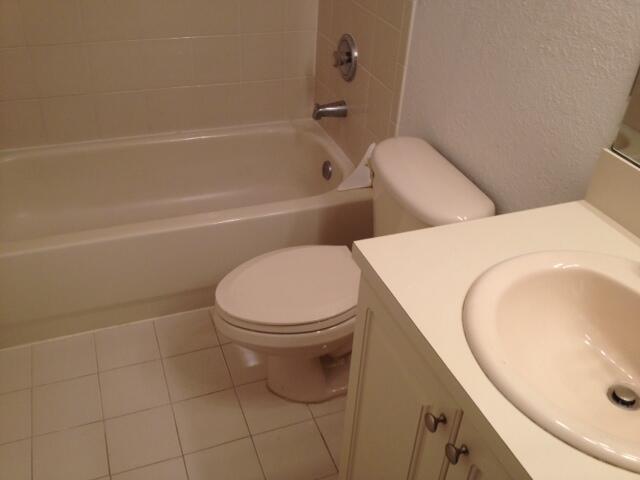 229 East 3rd Street, Unit 2 Hialeah, FL 33010 - Photo 8 of 10 r-bath2