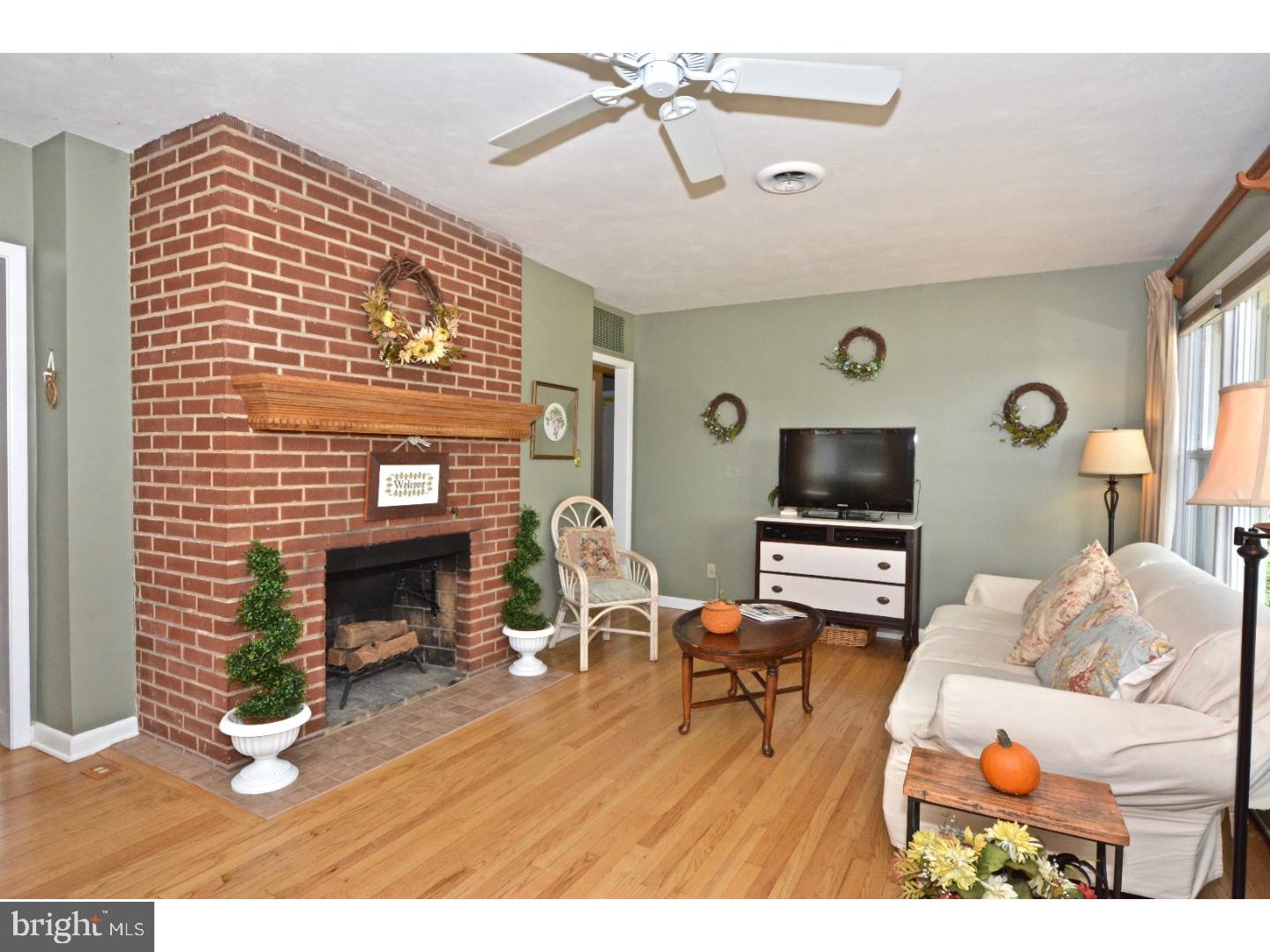 384 South Post Road Princeton Junction, NJ 08550 - Photo 5 of 25 Living Room
