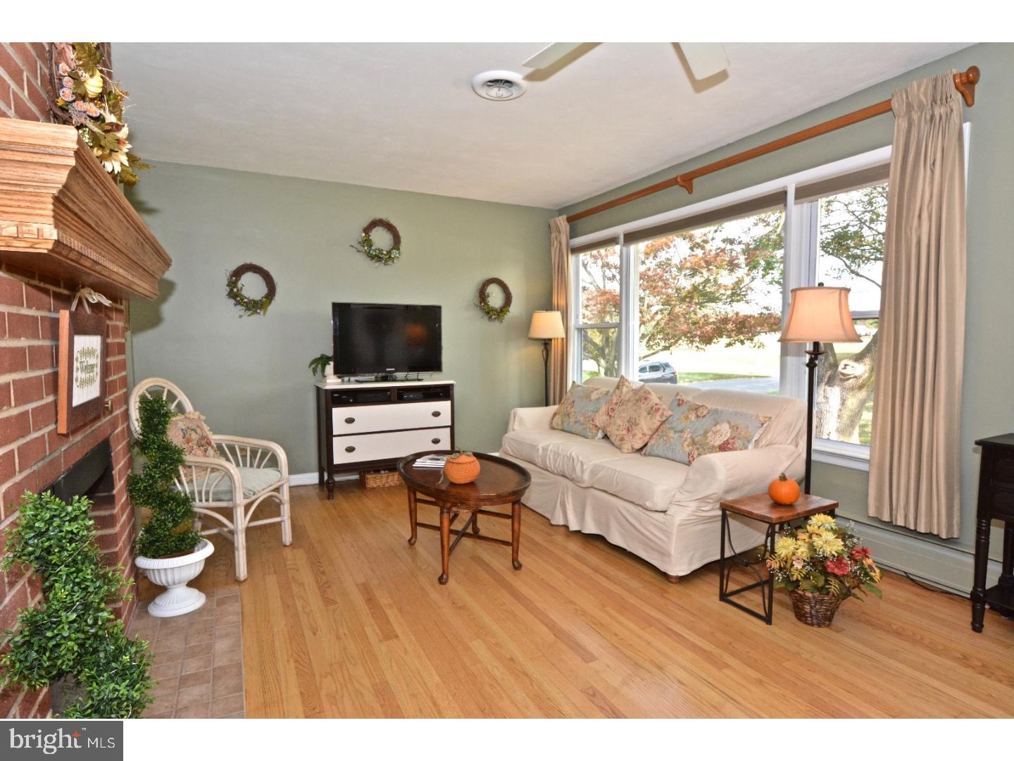 384 South Post Road Princeton Junction, NJ 08550 - Photo 6 of 25 Living Room