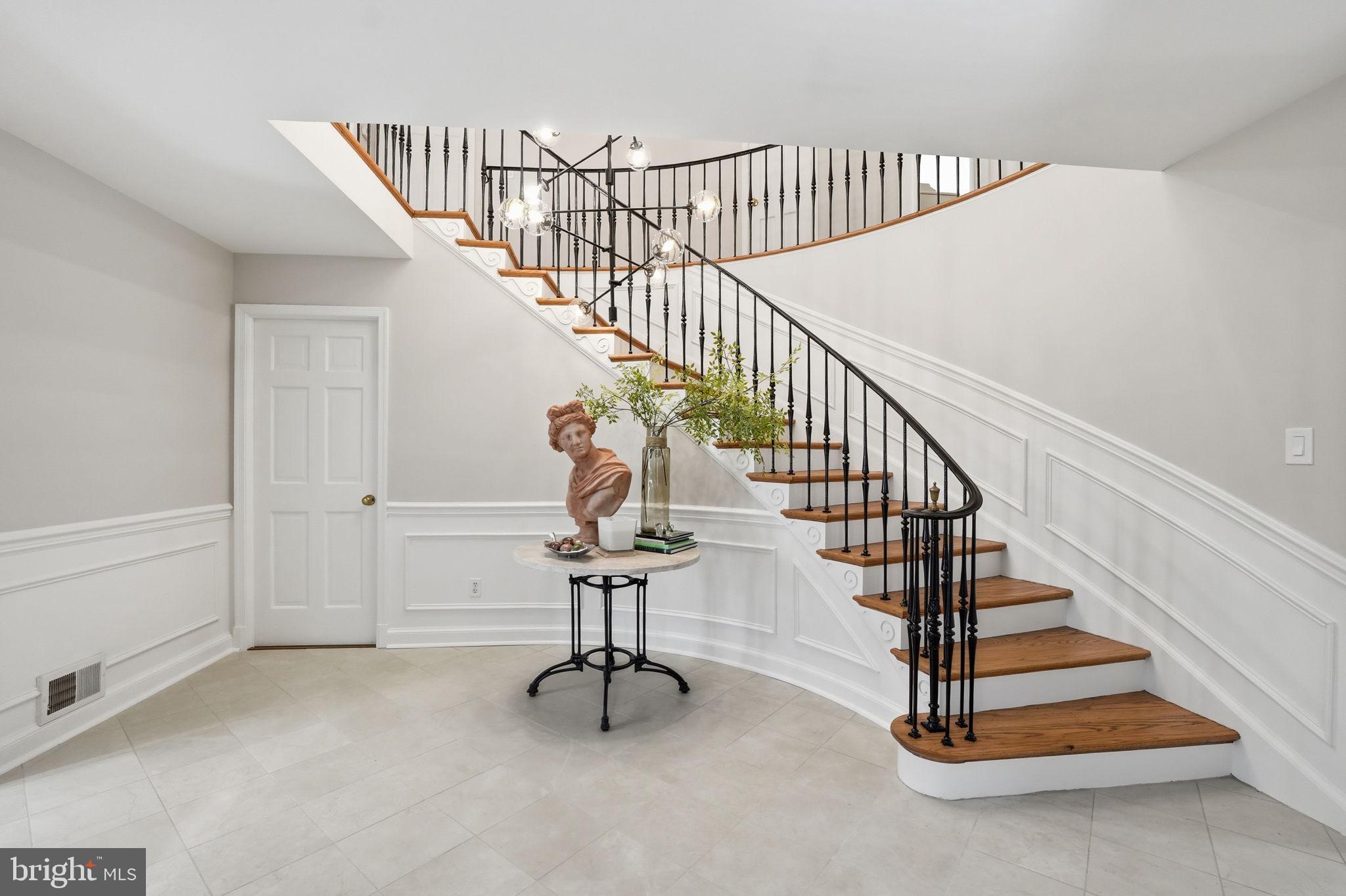 969 Spencer Road McLean, VA 22102 - Photo 22 of 56 Entry foyer