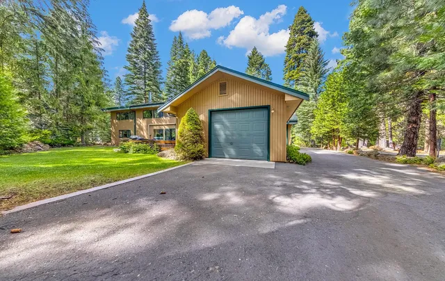 a view of a house with backyard and garden