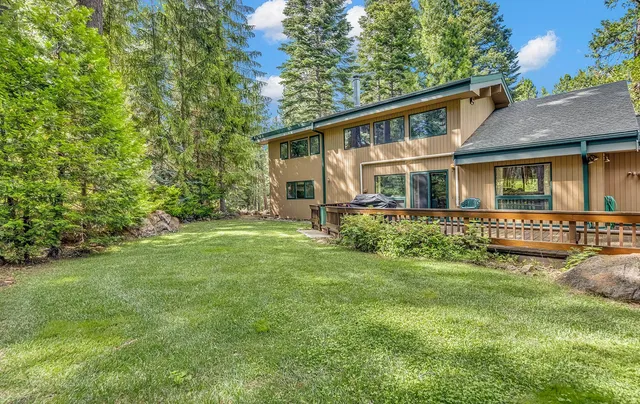 a view of front of a house with a yard