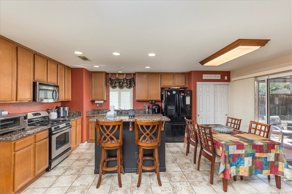 28984 Escalante Road Menifee, CA 92587 - Photo 7 of 40 Kitchen and eating area