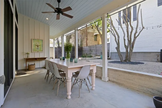 a view of backyard of the house