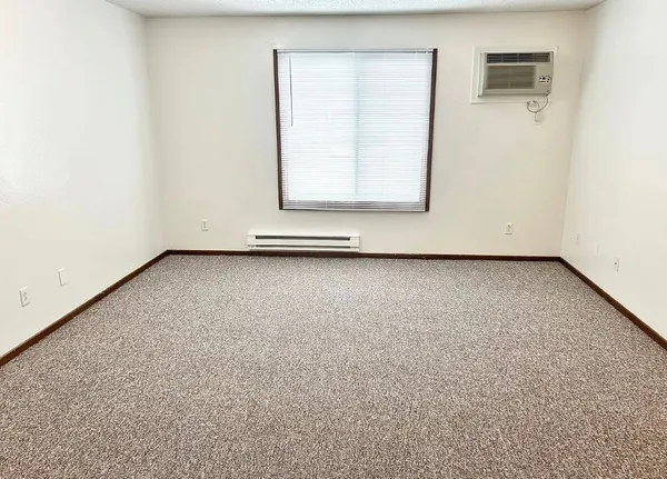 $780 | 902-905 North 14th Street, Indianola, IA 50125