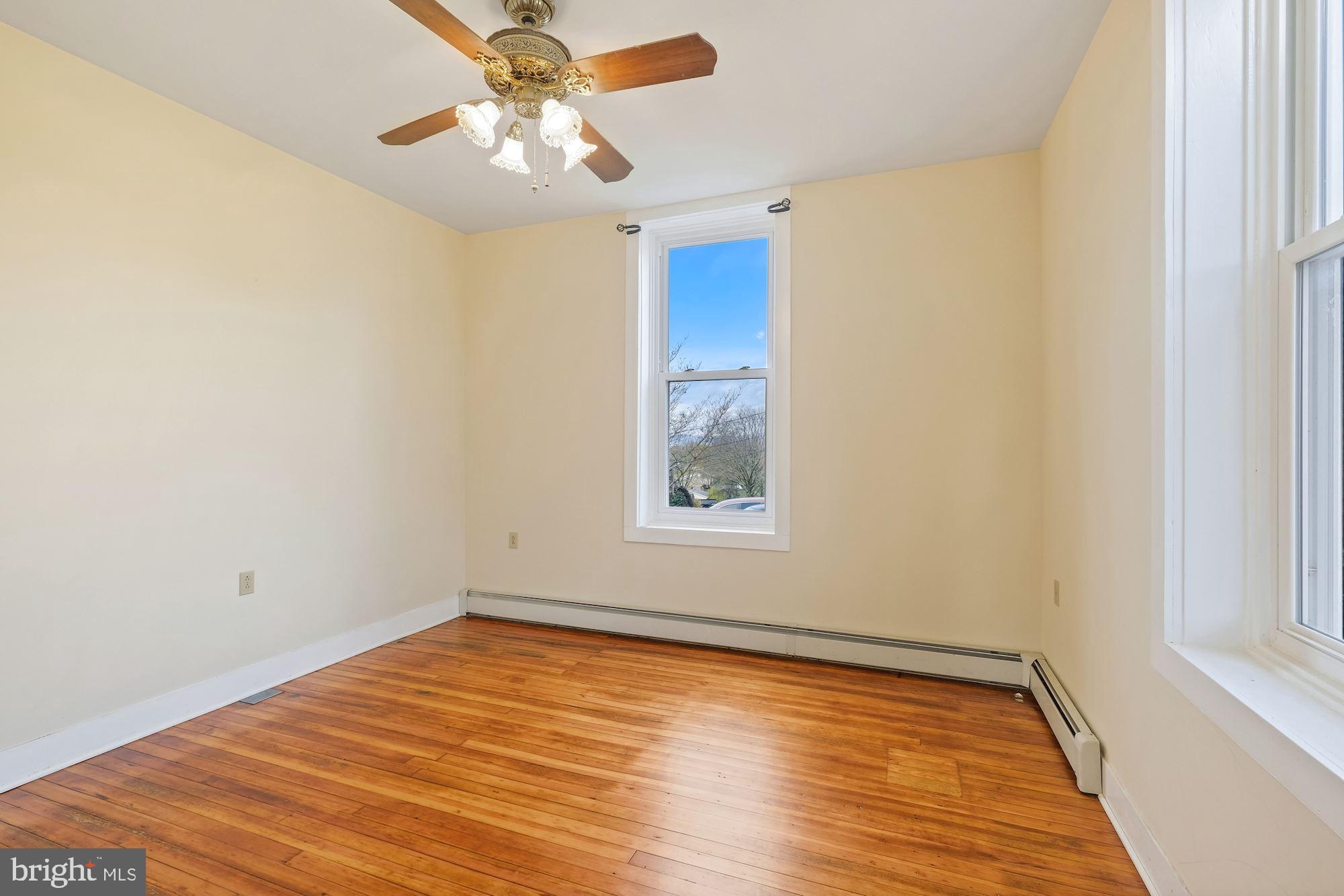 4326 Araby Church Road Frederick, MD 21704 - Photo 12 of 34 Living room
