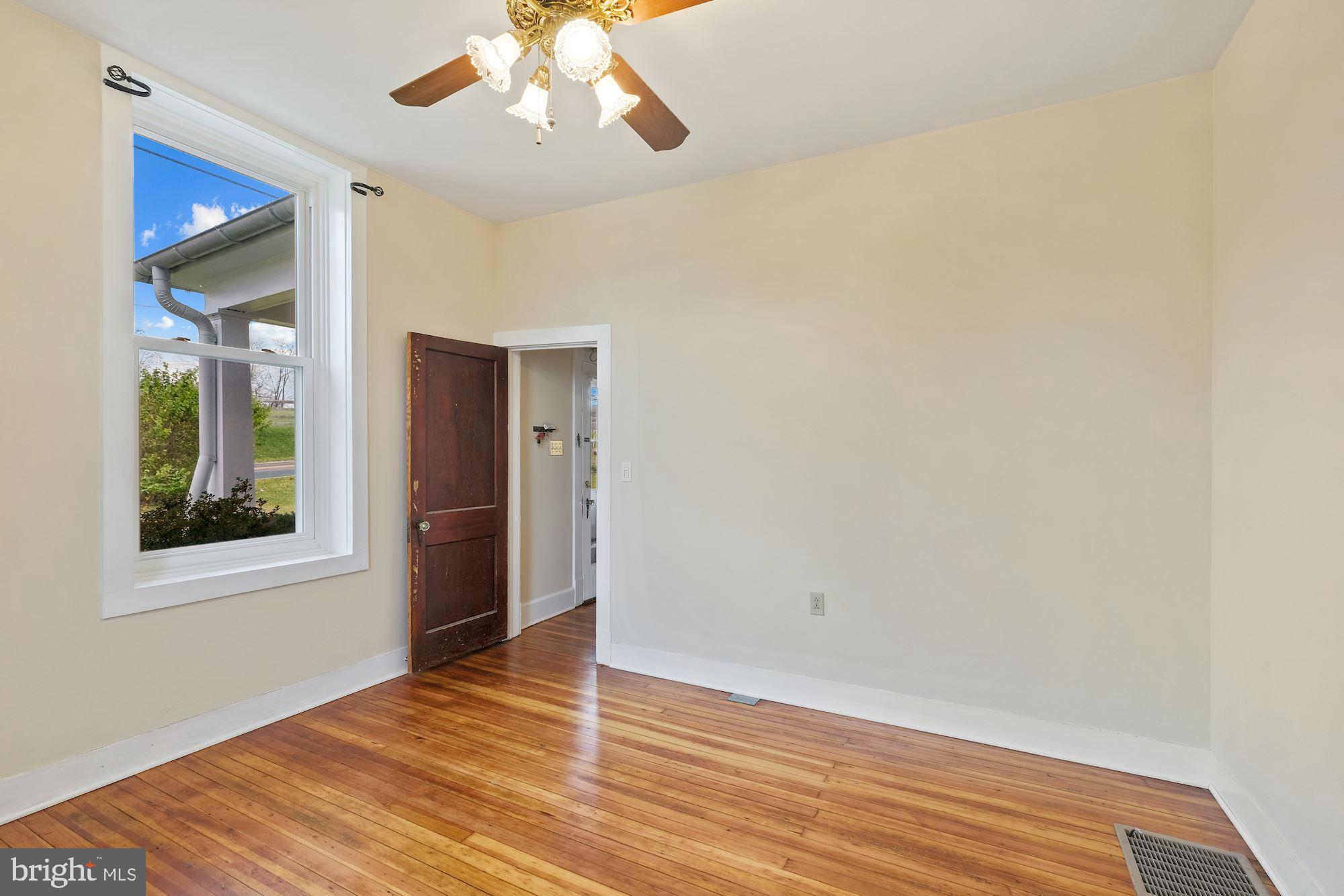 4326 Araby Church Road Frederick, MD 21704 - Photo 13 of 34 Living room