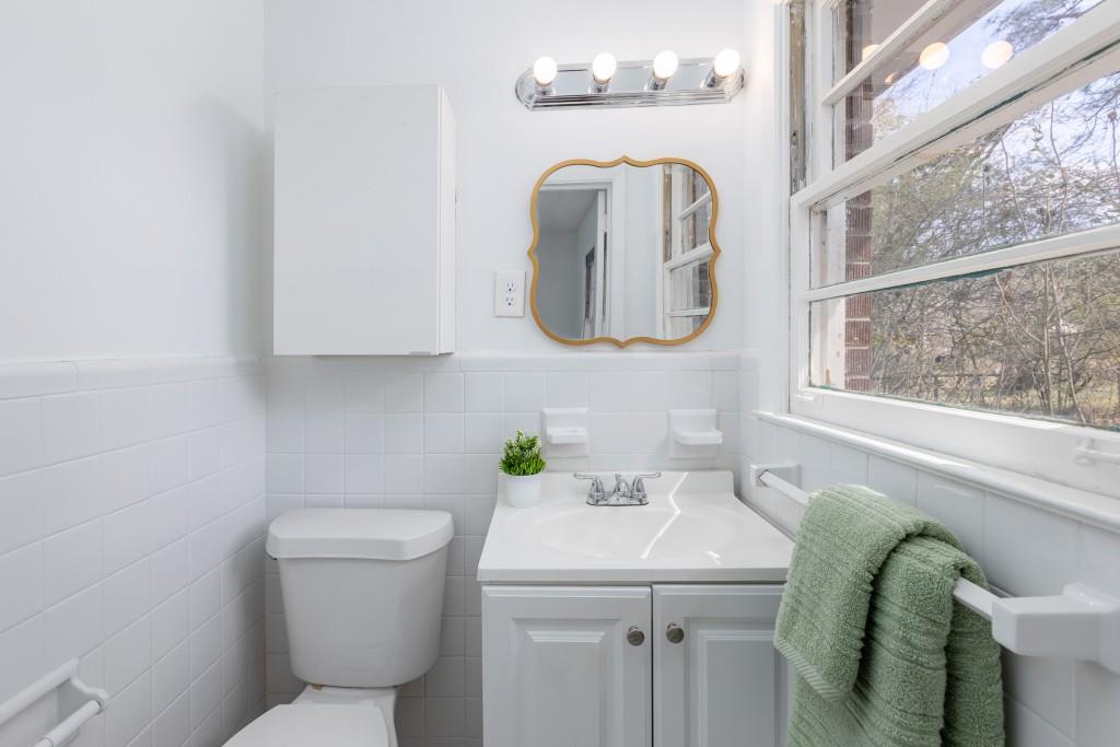 282 Willis Mill Road Southwest Atlanta, GA 30311 - Photo 13 of 25 a bathroom with a toilet sink and mirror