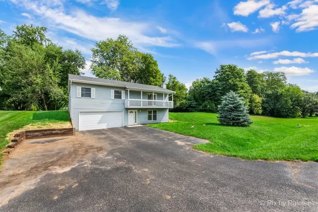 $299,900 | 1233 Lakewood Drive, Somonauk, IL 60552