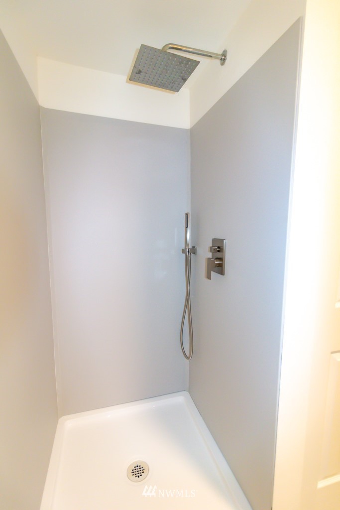 2829 Northeast 4th Court Renton, WA 98056 - Photo 20 of 26 a bathroom with a bathtub