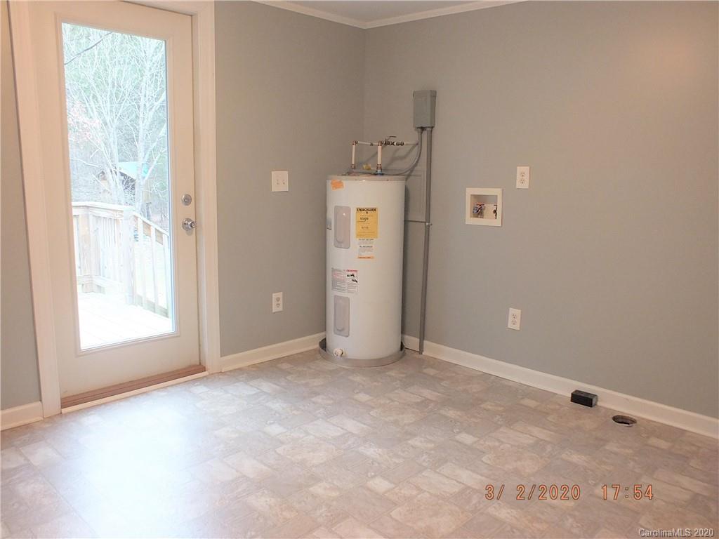 2035 Knight Road Lancaster, SC 29720 - Photo 14 of 26 an empty room with windows and closet