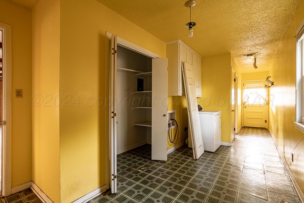6761 County Road 11 Shamrock, TX 79079 - Photo 16 of 33 a bathroom with a sink and a mirror