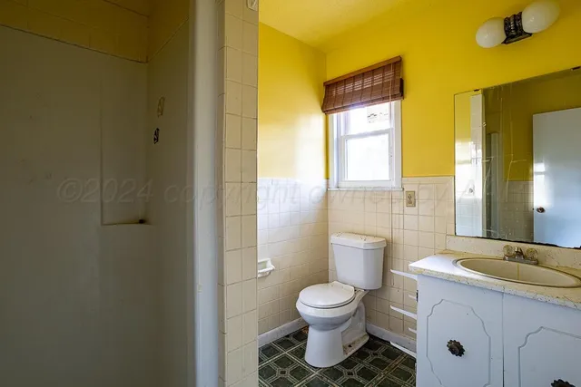 a view of a small house with backyard