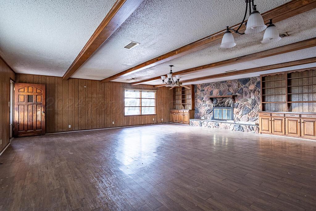 6761 County Road 11 Shamrock, TX 79079 - Photo 5 of 33 a view of a livingroom with wooden floor and windows