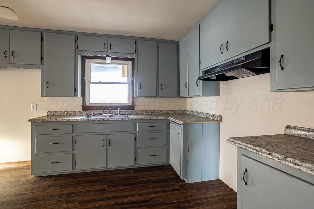 6761 County Road 11 Shamrock, TX 79079 - Photo 8 of 33 a kitchen with granite countertop cabinets appliances and a window