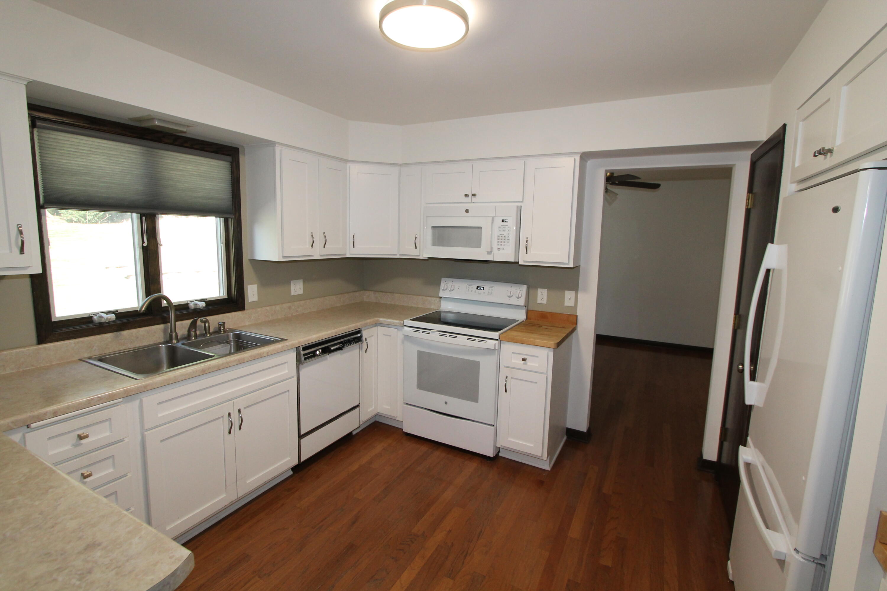 267 Robins Run Burlington, WI 53105 - Photo 3 of 34 Kitchen