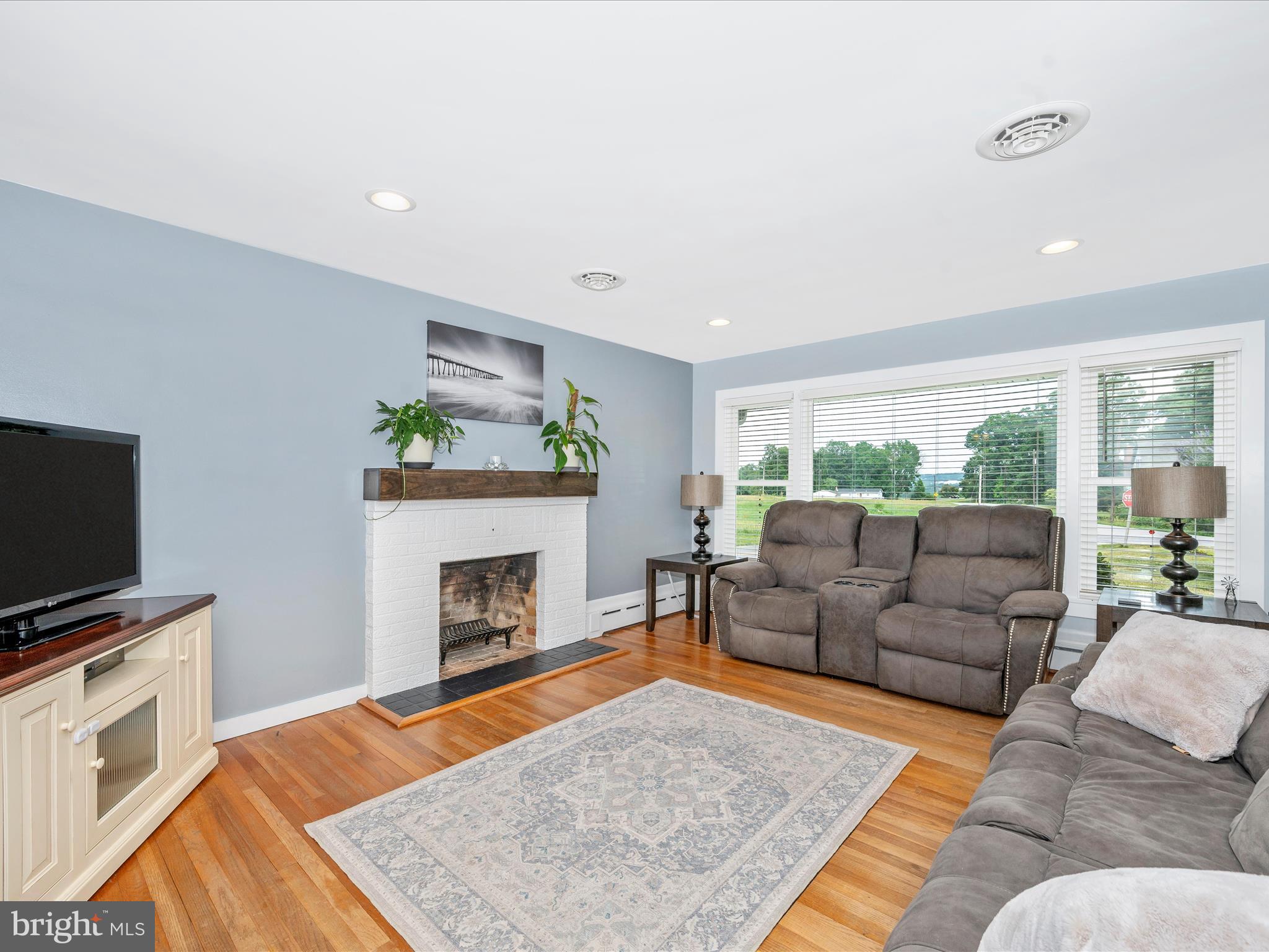 2703 Rowe Road New Windsor, MD 21776 - Photo 7 of 46 Living Room