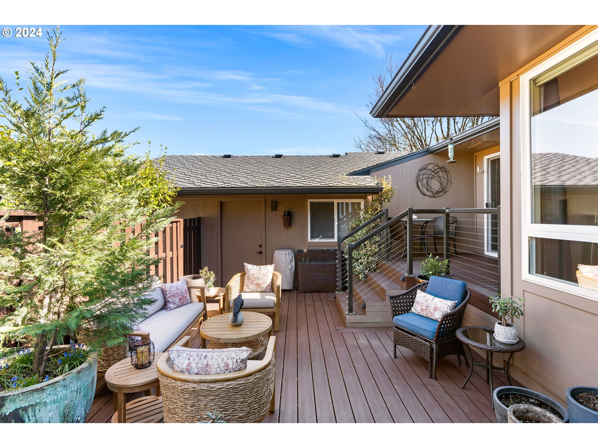 10 Condolea Drive Lake Oswego, OR 97035 - Photo 26 of 28 a balcony with table and chairs