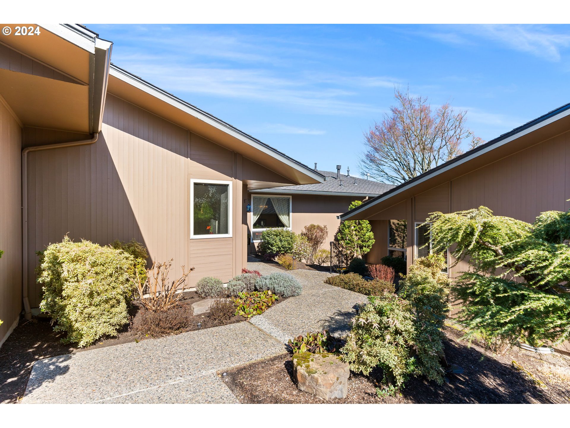10 Condolea Drive Lake Oswego, OR 97035 - Photo 4 of 28 a front view of a house with a yard