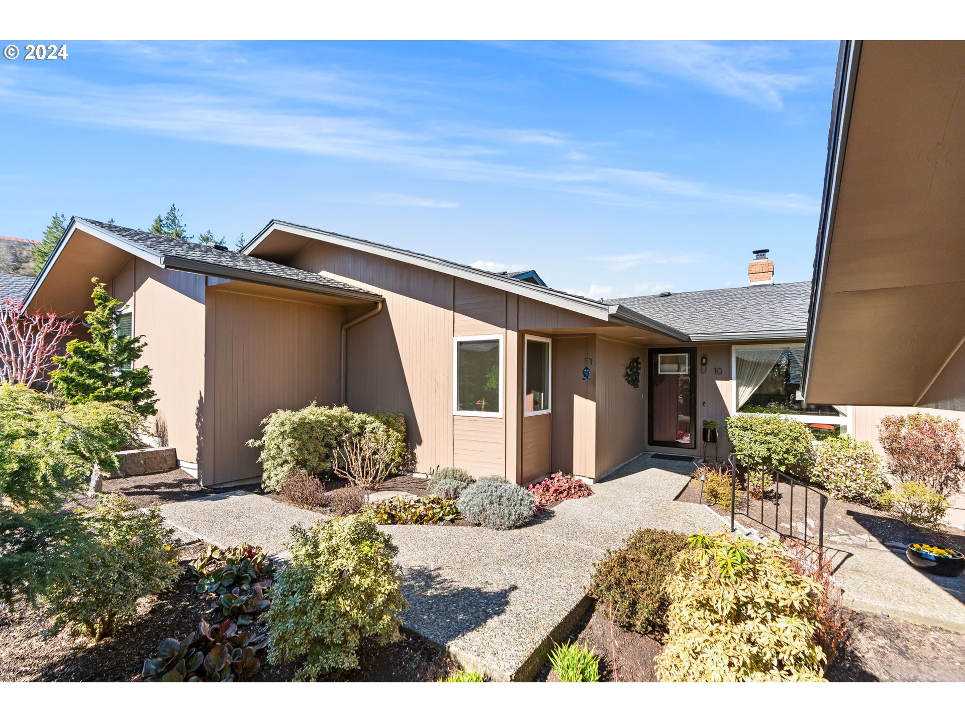 10 Condolea Drive Lake Oswego, OR 97035 - Photo 5 of 28 a front view of a house with a yard