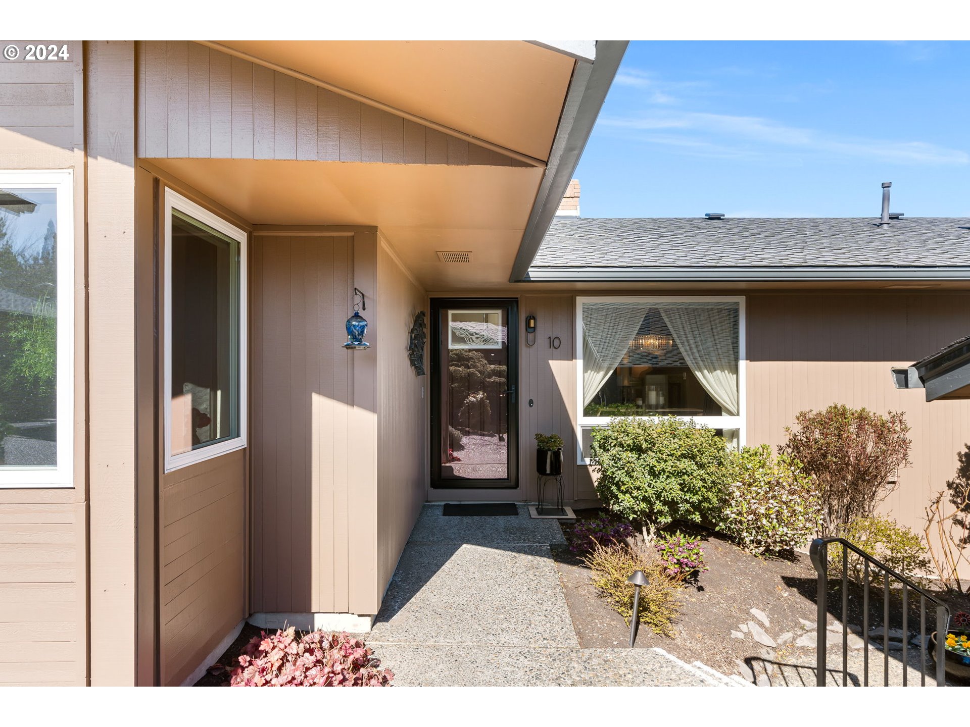 10 Condolea Drive Lake Oswego, OR 97035 - Photo 6 of 28 a front view of a house with a yard