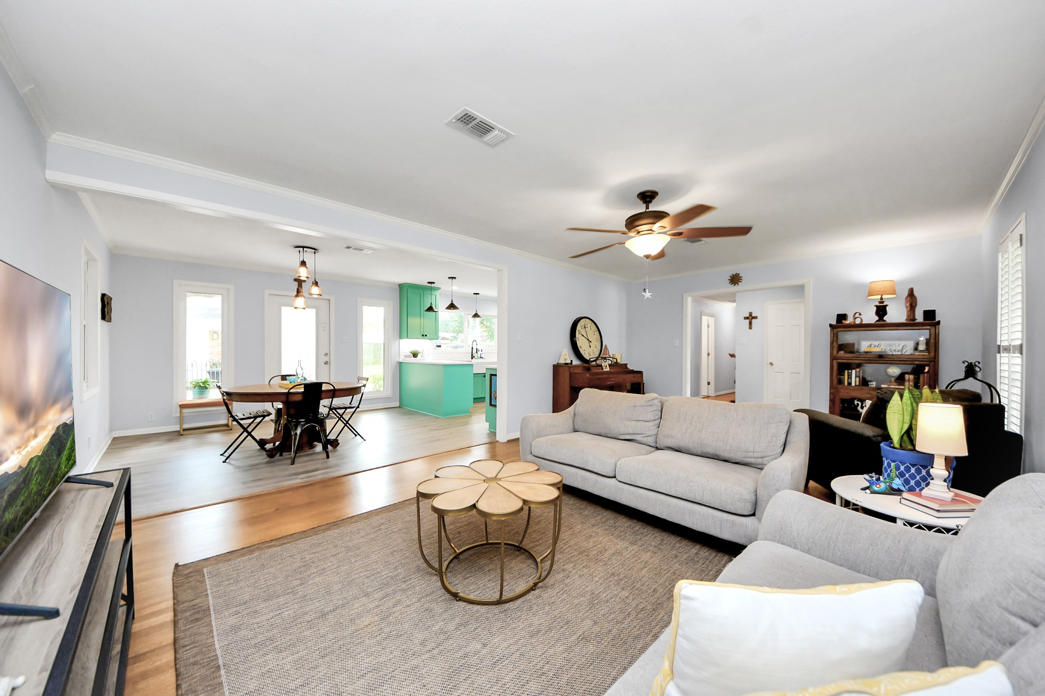205 Cedar Lane El Lago, TX 77586 - Photo 4 of 44 a living room with furniture and a chandelier