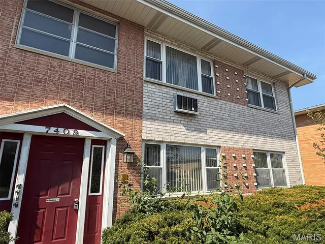 $375,000 | 7409 Olian Drive, Hazelwood, MO 63042