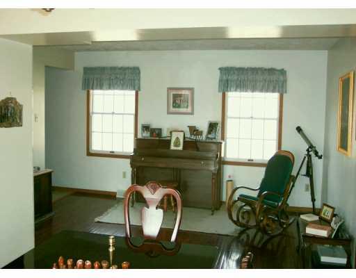 853 Beagle Club Road McDonald, PA 15057 - Photo 2 of 8 Living Room.