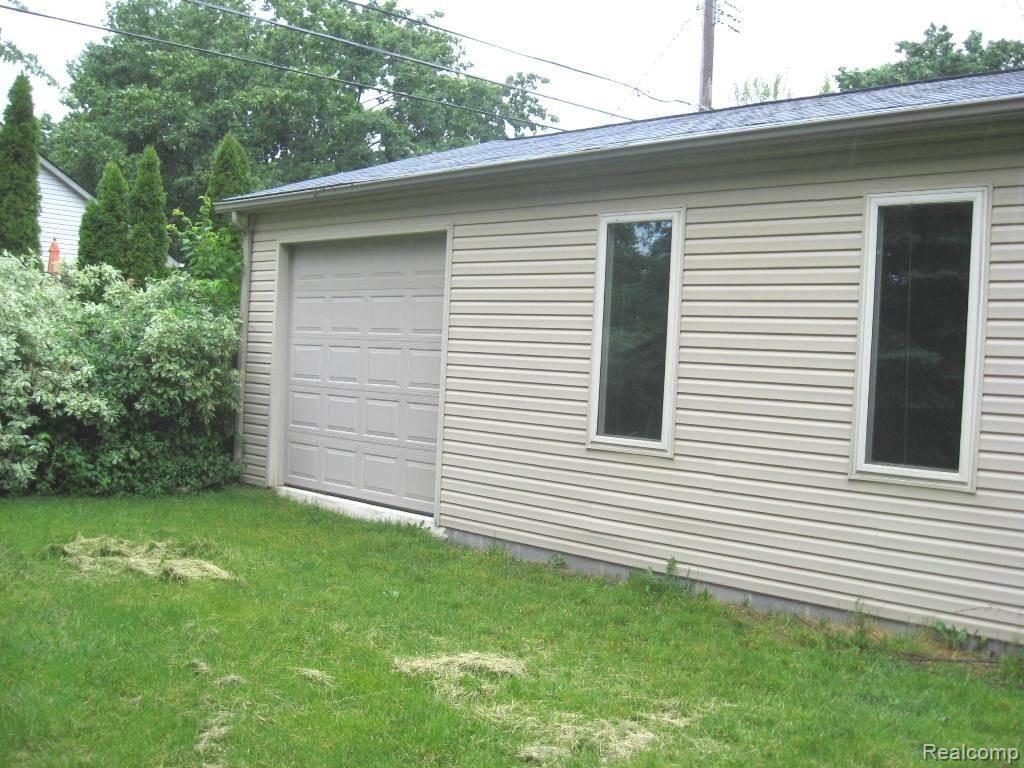 2598 Gerald Avenue Rochester, MI 48307 - Photo 15 of 18 Single Garage Door.JPG
