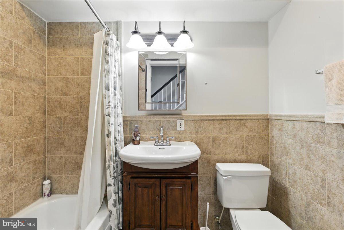 1711 South Hanover Street Baltimore, MD 21230 - Photo 18 of 31 a bathroom with a sink a toilet and shower
