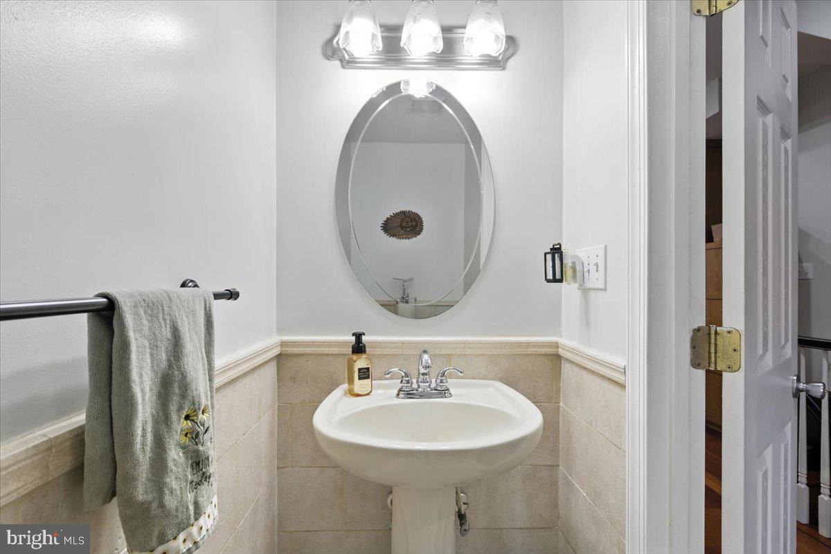 1711 South Hanover Street Baltimore, MD 21230 - Photo 6 of 31 a bathroom with a sink and a mirror