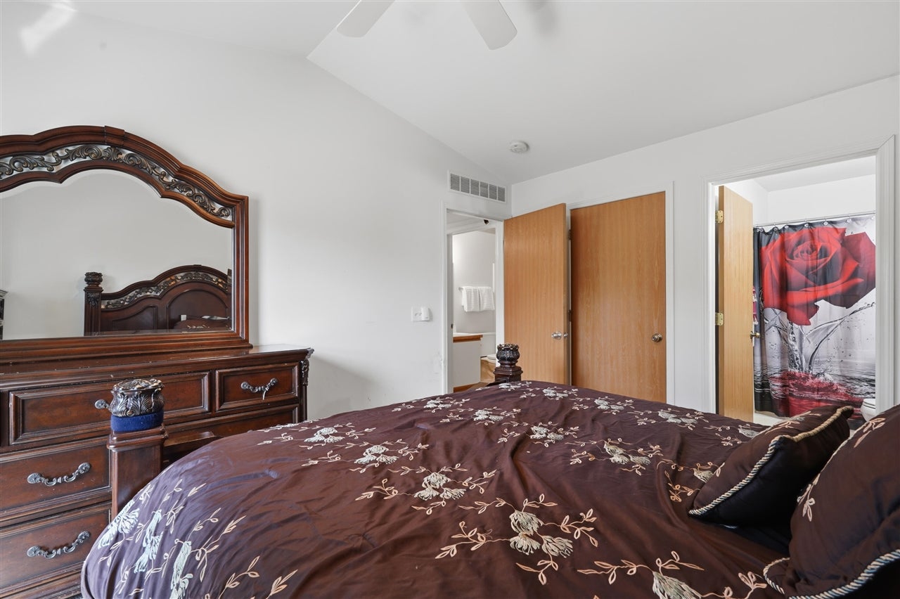 240 Pine Tree Ridge, Unit 4 Waterford, MI 48327 - Photo 17 of 36 Gallery Image 17