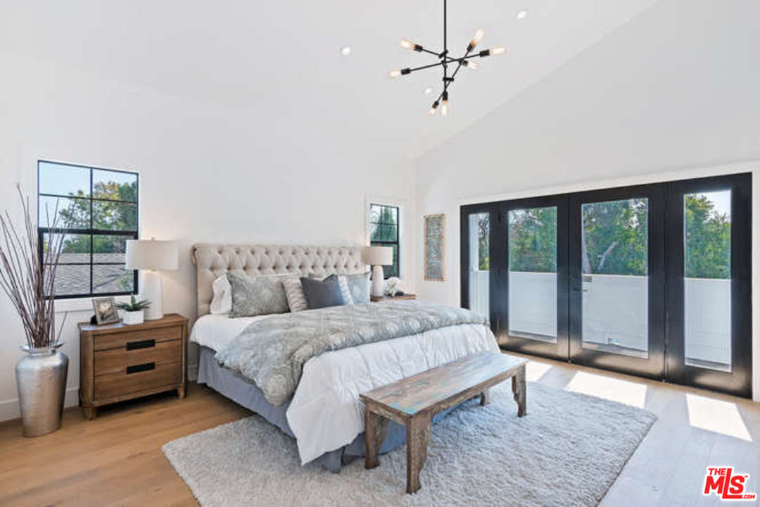 3628 Grayburn Road Pasadena, CA 91107 - Photo 13 of 25 a bedroom with a large bed and a window