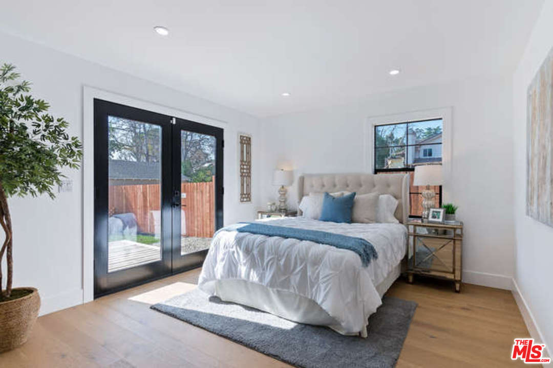 3628 Grayburn Road Pasadena, CA 91107 - Photo 21 of 25 a spacious bedroom with a large bed and a large window
