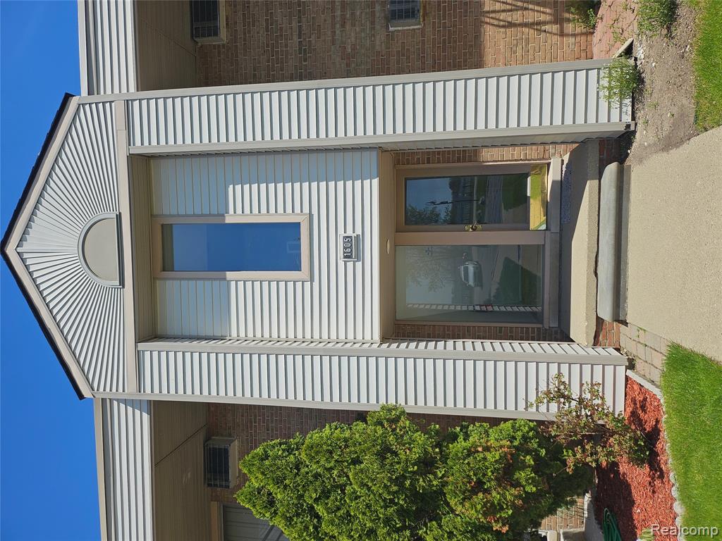 1605 Cass Lake Road, Unit 20 Keego Harbor, MI 48320 - Photo 13 of 15