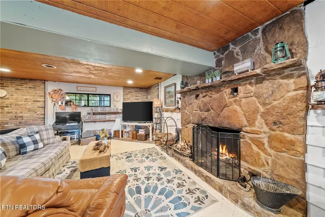 $449,000 | 769 Christenson Road, Deer Lodge, TN 37726