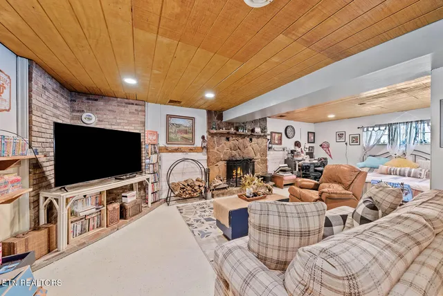 $449,000 | 769 Christenson Road, Deer Lodge, TN 37726