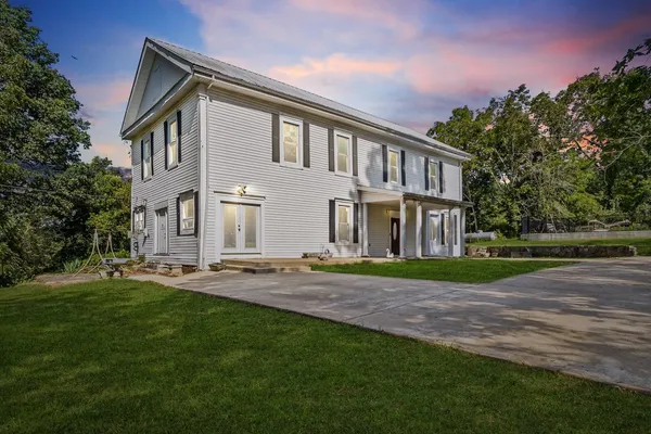 a view of a house with a yard
