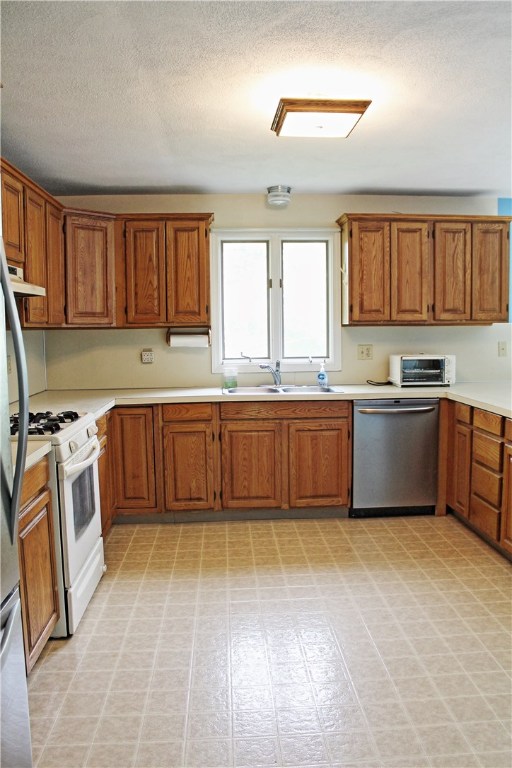 14 Simon Sayles Road Lincoln, RI 02865 - Photo 3 of 28