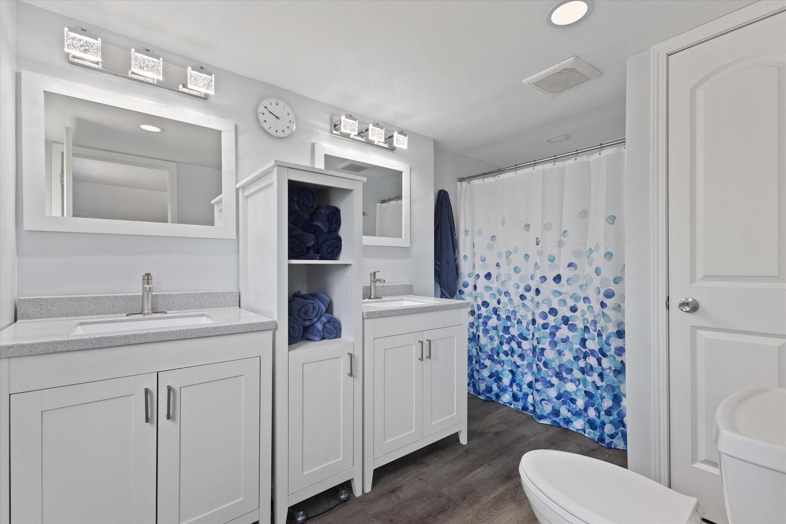 W244N4501 Swan Road Pewaukee, WI 53072 - Photo 25 of 43 Upper Bath