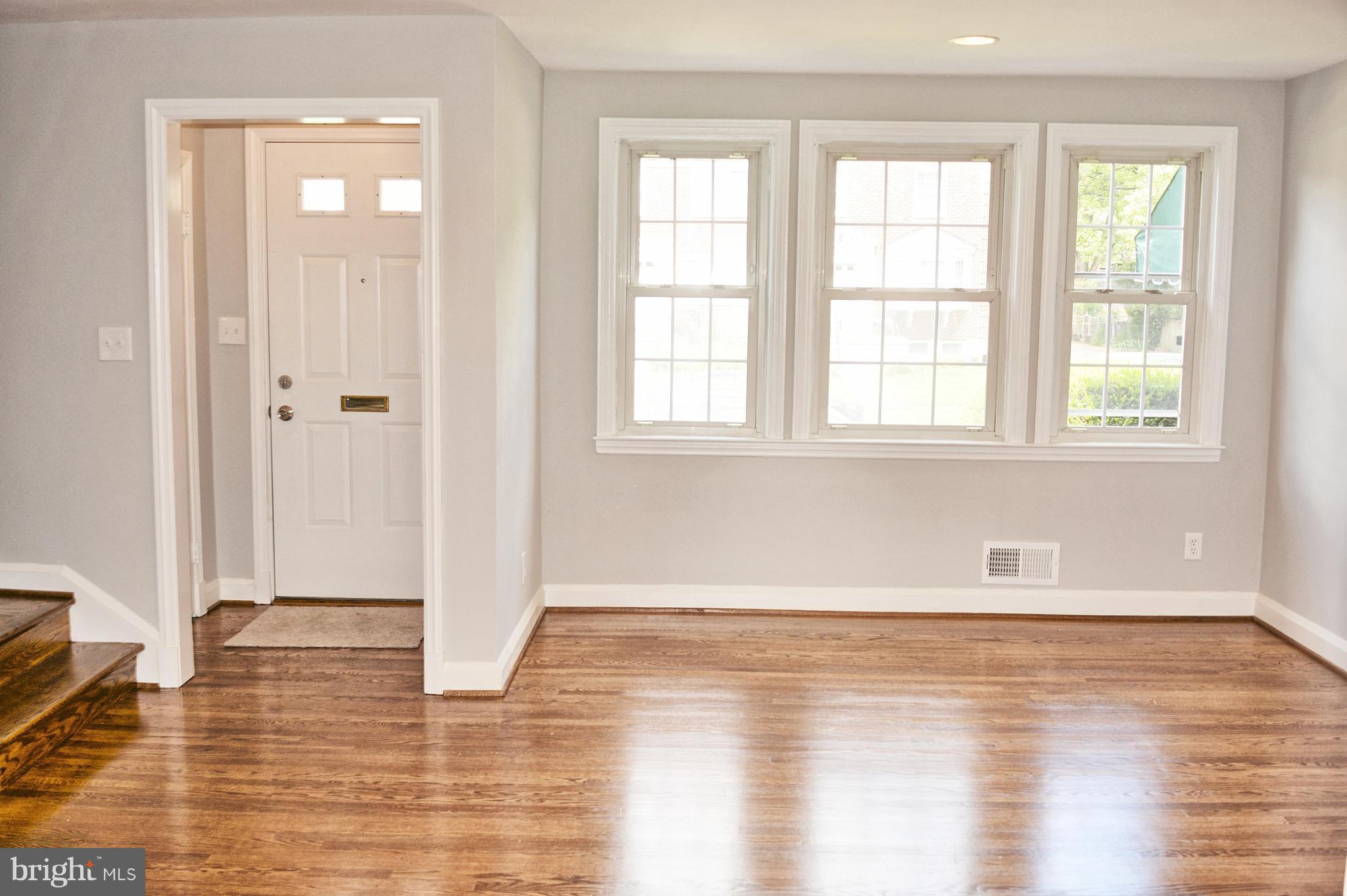 423 Lambeth Road Baltimore, MD 21228 - Photo 3 of 18 Living Room